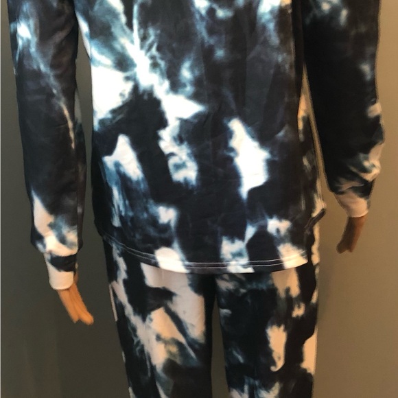 COPY - Lounge Outfit Never Worn - Picture 2 of 6